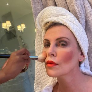 Charlize Theron lässt sich von einem ihrer Kinder schminken