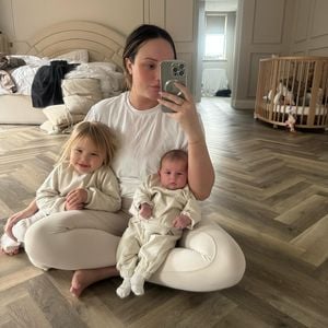 Kinder im Kinderkäfig: Charlotte Crosby sorgt für Aufregung