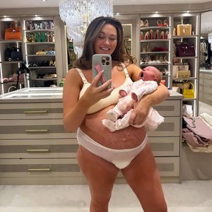 Charlotte Dawson zeigt After-Baby-Body kurz nach Geburt
