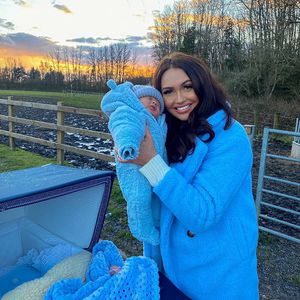 Ladekabel im Babybett: UK-Realitystar bekommt Shitstorm!