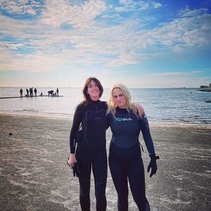 Im Surferlook: Rebel Wilson zeigt ihre sportliche Figur