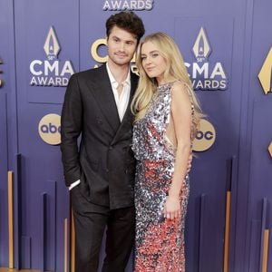 Chase Stokes und Kelsea Ballerini strahlen bei den CMAs