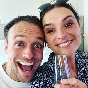 Die "Emmerdale"-Stars Chelsea und James haben sich verlobt