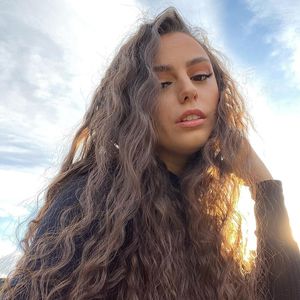 Lockdown-Locken? Sängerin Cher Lloyd präsentiert Mega-Mähne