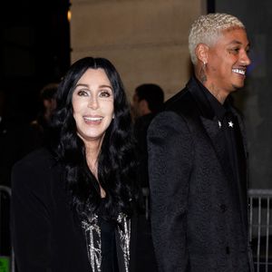 Cher und Alexander zeigen sich glücklich händchenhaltend