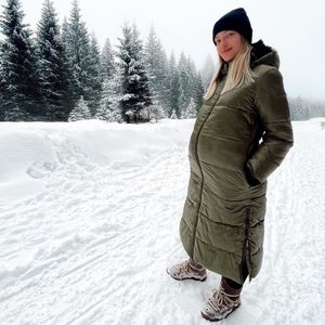 Cheyenne Ochsenknecht postet süße Babybauch-Bilder im Schnee