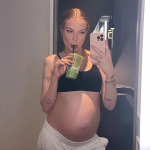 Schwangere Cheyenne Ochsenknecht zeigt happy ihren Bauch