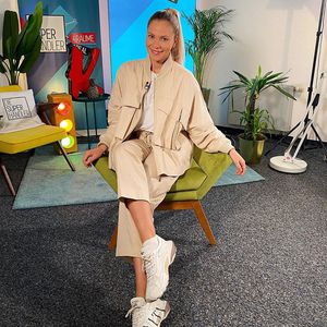 Zum Deal geflirtet: Cheyenne Pahde bei "Die Superhändler"