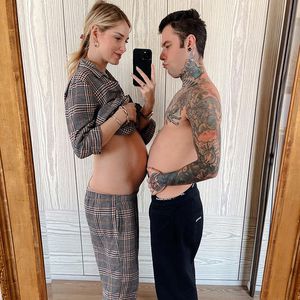 Schwangere Chiara Ferragni und Mann machen Bauch-Vergleich