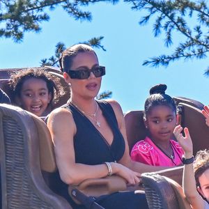 Khloé Kardashian genießt Familientag im Vergnügungspark