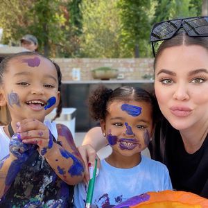 Kürbis-Basteln! Die Kardashians sind im Halloween-Fieber!