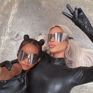 Für Kanye? Kim Kardashian macht Yeezy-Werbung mit Töchtern