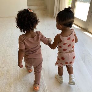 Süßeste Bilderreihe? Chicago und Stormi bezwingen Treppe
