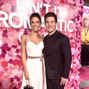 "Starke Schmerzen": Adam Devine gibt Liam Hemsworth-Update!