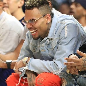 Xmas-Geschenk: Chris Brown tritt überraschend in Schule auf!