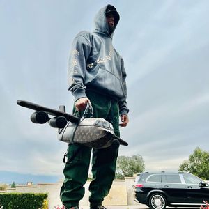 Handtasche in Fliegerform: Fans schmunzeln über Chris Brown