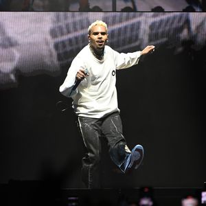Nach Lap-Dance-Korb: Chris Brown wirft Handy von Fan weg!