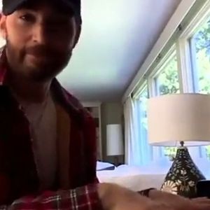 Flinke Finger: Chris Evans am Klavier bringt Fans in Ekstase