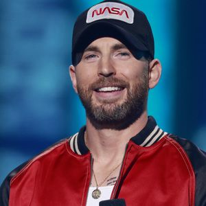 Nach Netzpause: Chris Evans kuschelt Hundewelpen auf Insta