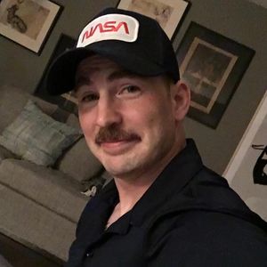 Vorher-Nachher-Selfies: Chris Evans trägt einen Schnauzer!