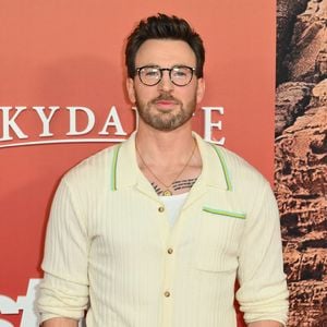 Chris Evans gewährt seltenen Blick auf "Avengers"-Tattoo