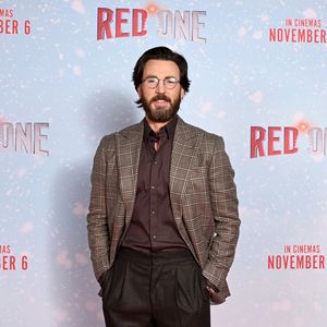 Chris Evans überrascht mit einem heißen Professoren-Look