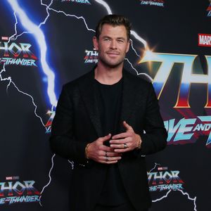 Zu bekannt: Chris Hemsworth versteckte sich hinterm Baum!