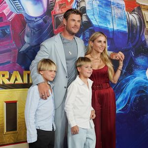 Chris Hemsworth posiert mit Söhnen auf dem roten Teppich