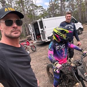 Chris Hemsworths Tochter India rockt auf dem Dirtbike ab