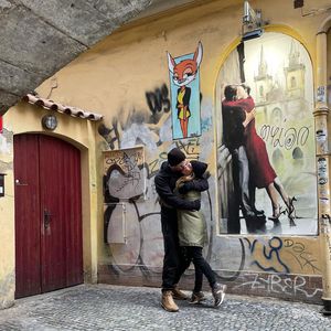 Von Sohn Sasha geknipst: Chris Hemsworth und Elsa knutschen