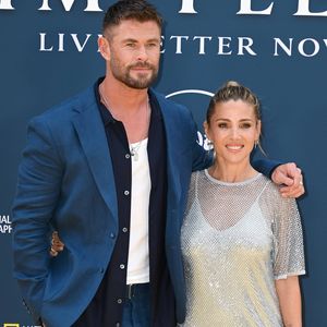 Ehefrau Elsa unterstützt Chris Hemsworth auf dem Red Carpet