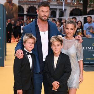 Chris Hemsworths Söhne stehlen ihm auf Red Carpet die Show