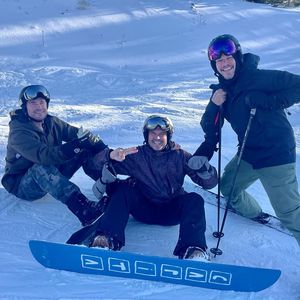 "Episch": Chris Hemsworth genießt Ski-Urlaub mit Matt Damon