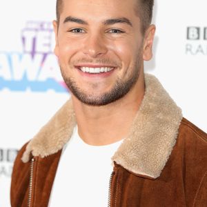 UK-"Love Island"-Star lässt live im TV seine Hoden abtasten!