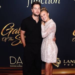 JoJo Siwa probiert heimlich Chris' Ring am linken Finger