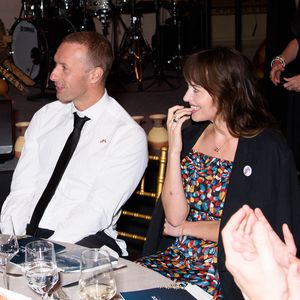 Dicker Klunker: Ist das ein Verlobungsring, Dakota Johnson?