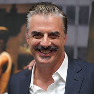 Chris Noth versteigert "Sex and the City"-Kultanzug bei Gala