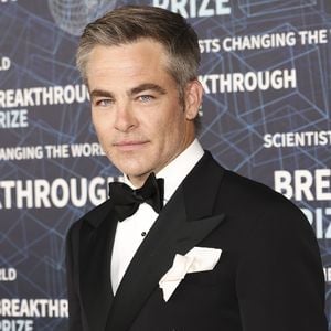 Offiziell? Chris Pine Händchen haltend mit Neuer gesichtet