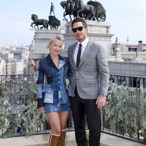 Chris Pratt rettet Millie Bobby Brown vor Minirock-Panne