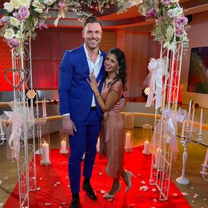 Total glücklich: So süß strahlt frisch verlobte Bachelor-Eva
