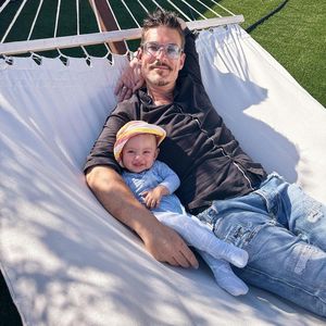 Wie süß! Chris Töpperwien kuschelt mit seinem Söhnchen Lino