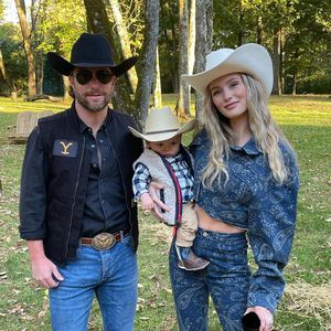 Howdy! Lauren und Chris Lane mit ihrem Baby im Western-Look