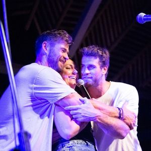 Spenden für Australien: Hemsworth-Brüder kuscheln Celeste