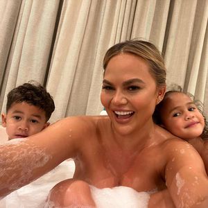 Unnormal? Chrissy Teigen teilt Badewannenfoto mit ihren Kids
