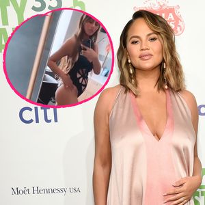 Chrissy Teigen zeigt ihr Babybäuchlein im Cut-out-Badeanzug