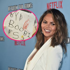 Mit Zettel der Tochter: Chrissy Teigen gibt Brust-OP-Update