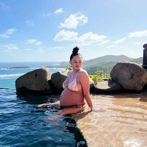 "Ewige Schwangerschaft": Chrissy Teigen nerven Bemerkungen!