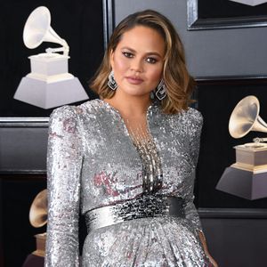 Cremes haben versagt: Chrissy Teigen zeigt Dehnungs-Streifen