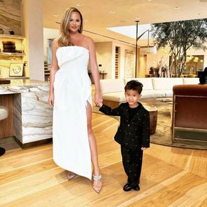 In Abendgarderobe: Chrissy Teigen teilt Pics mit Sohn Miles