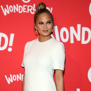 Mama-Fotoshooting: Chrissy Teigen schwanger auf Magazincover